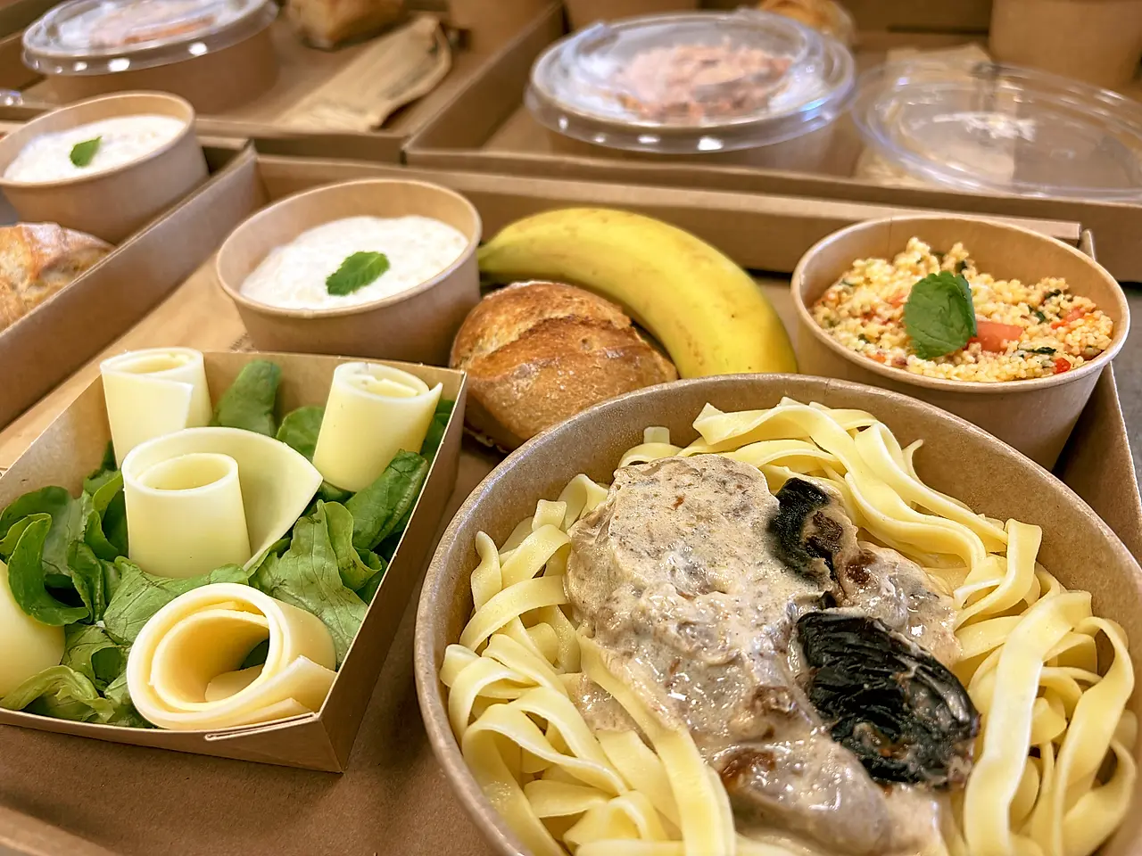 Plateau repas complet : tagliatelles et rôti sauce aux pruneaux, salade et fromage, taboulé, pain et fruit