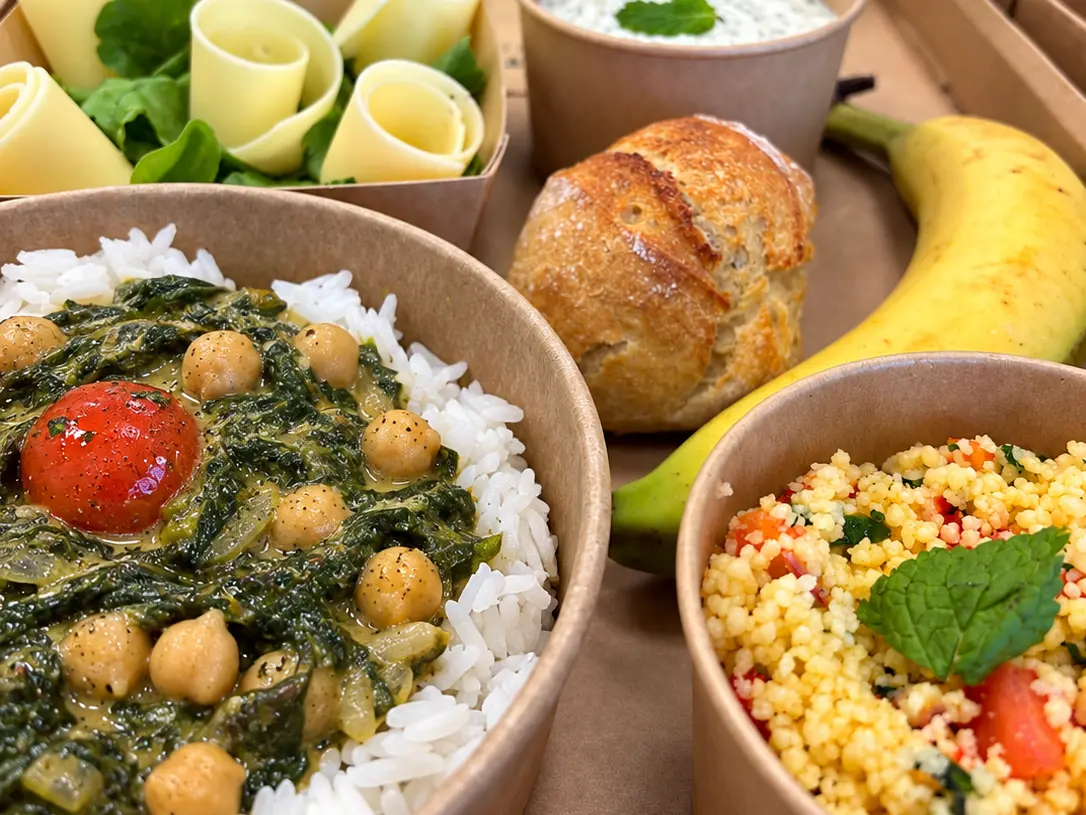 Plateau végétarien : curry d'épinards et pois chiches, riz basmati