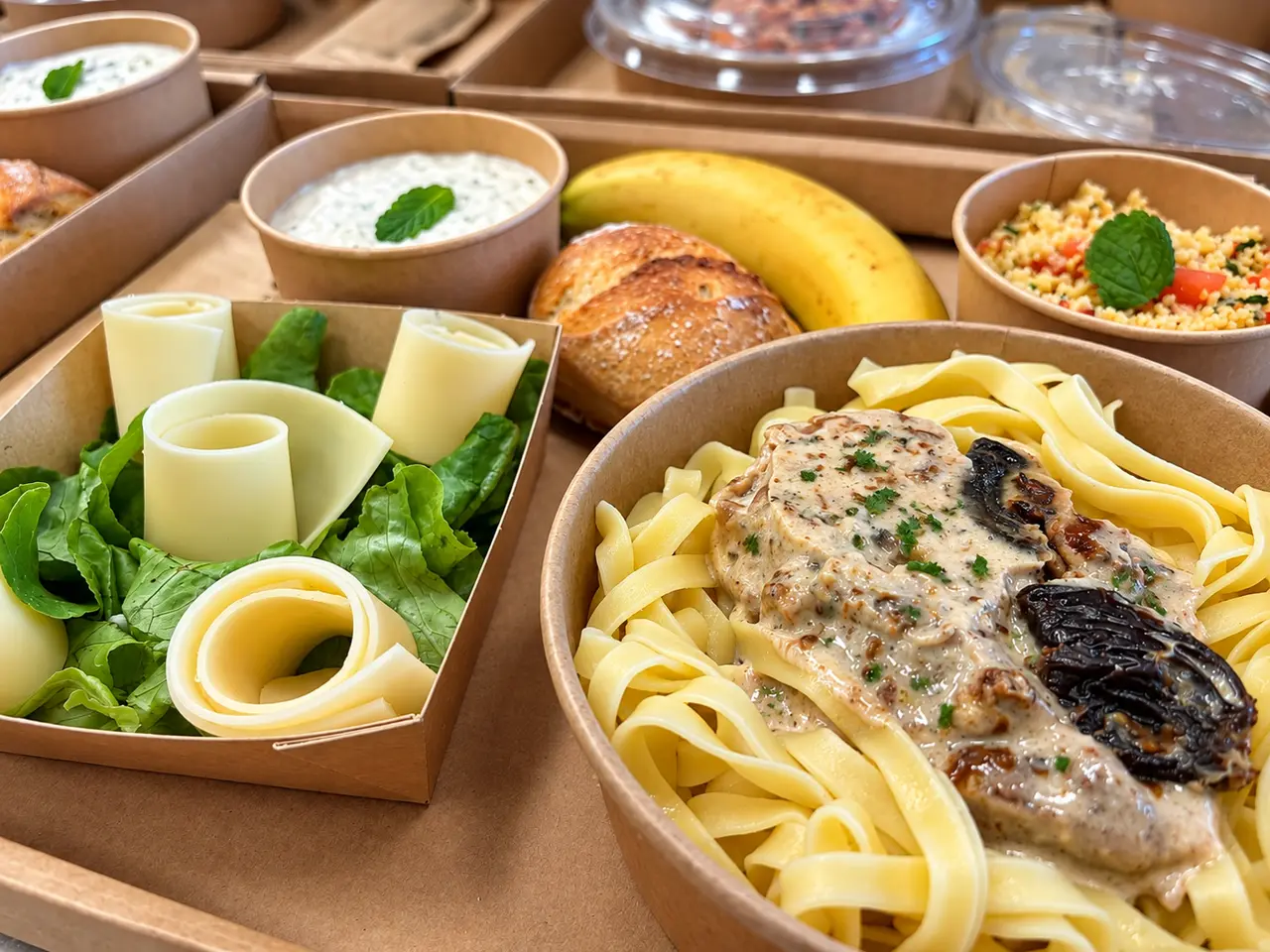 Plateau viande : rôti sauce aux pruneaux et tagliatelles
